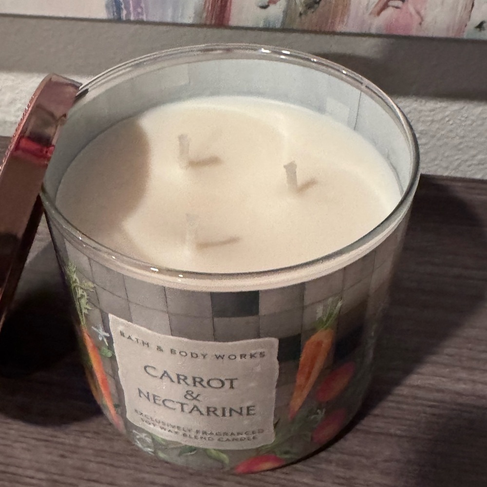 Carrot And Nectarine Candle - Picture 2 of 3